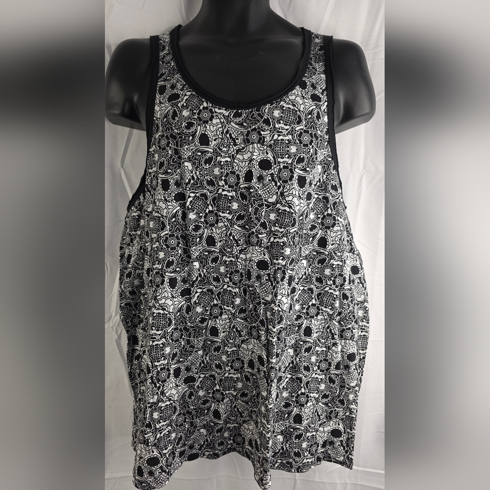 Iron Fist Black and White Skull Tank Top Size Medium Hot Topic NWT AD-3442